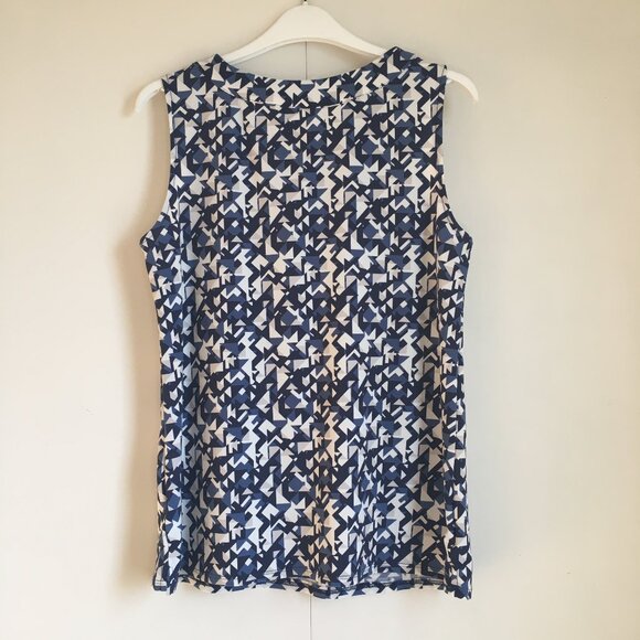 Geometric Stretchy Collar Pleated Tank Top - Picture 2 of 13